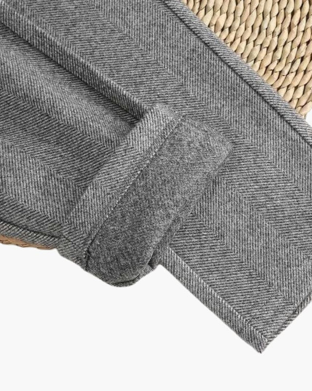 Pantalones de mujer de lana suave con pliegues, tiro alto. Estilo casual elegante, ideal para otoño/invierno y comodidad.