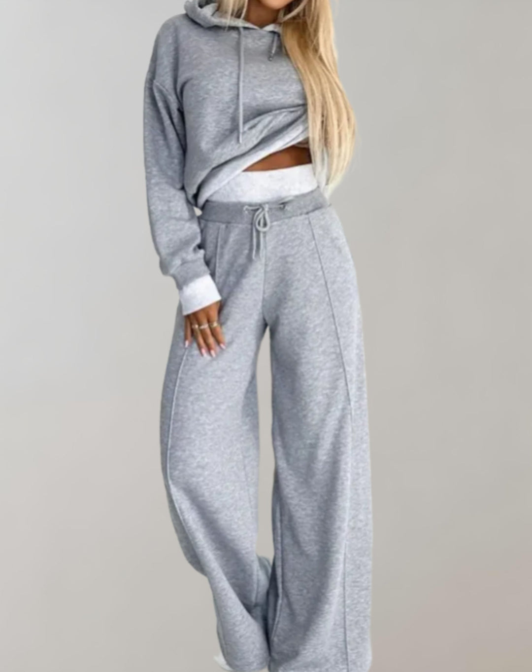 Pantalón de pierna ancha y sudadera cropped de mujer. Conjunto casual de moda, perfecto para el otoño.