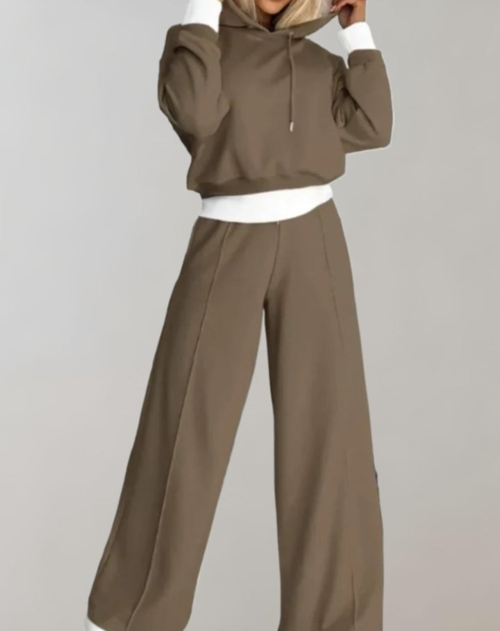 Conjunto de mujer cómodo con sudadera cropped y pantalón de pierna ancha. Estilo casual de otoño-invierno.