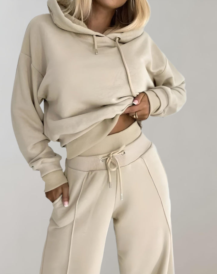 Sudadera cropped y pantalón ancho casual para mujer. Look moderno y cómodo, ideal para el día a día.