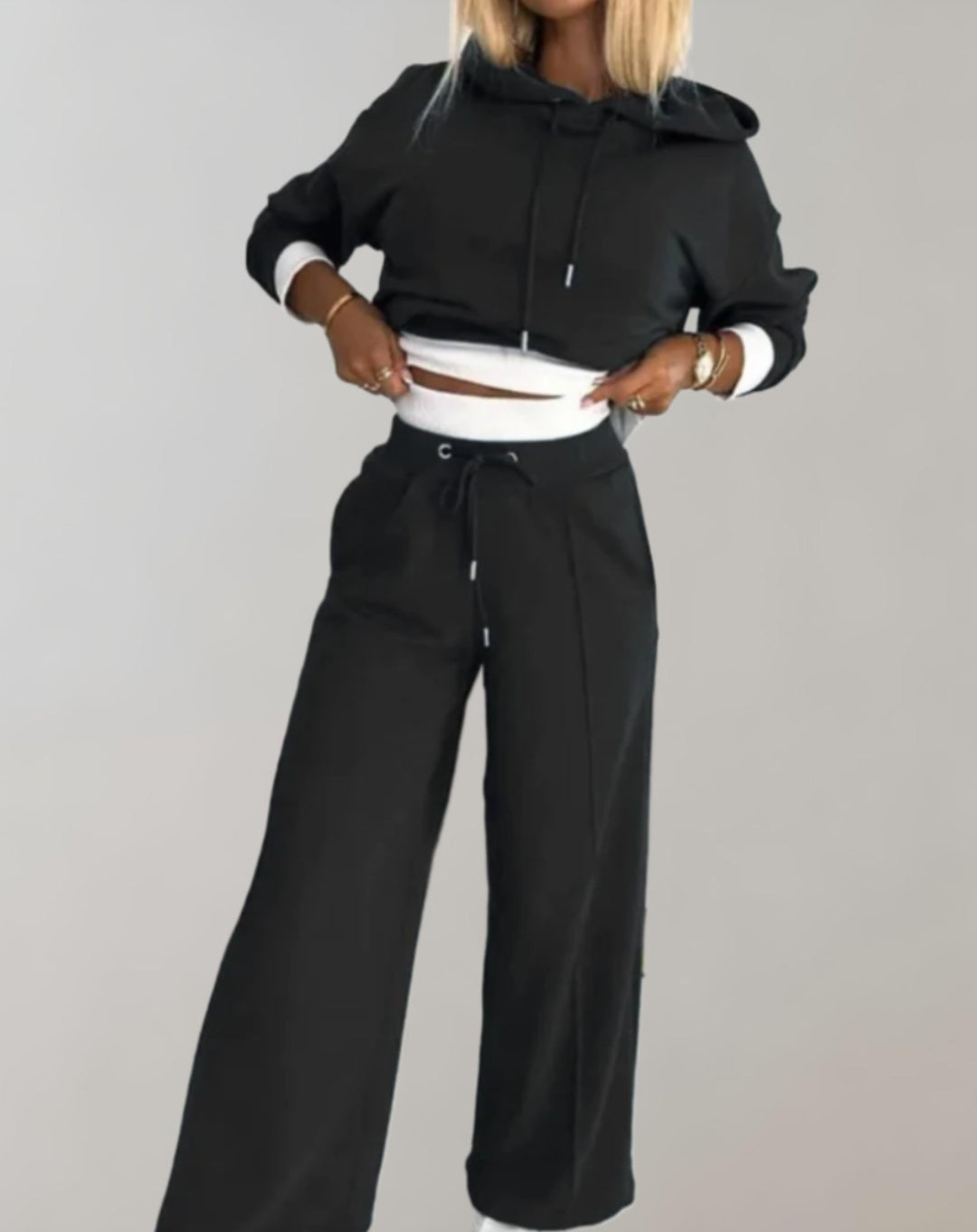 Conjunto casual de sudadera cropped y pantalón de pierna ancha para mujer, ideal para otoño. Moda cómoda.