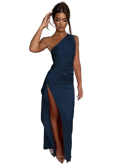 Vestido largo de satén fruncido beige, asimétrico y chic. Un atuendo versátil para mujer, ideal para cualquier ocasión.