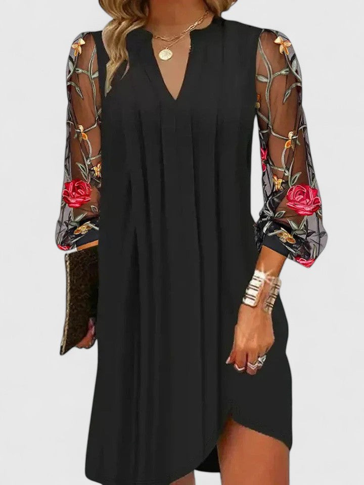Elegante vestido mini floral negro de mujer con mangas largas, perfecto para eventos de cóctel y primavera.