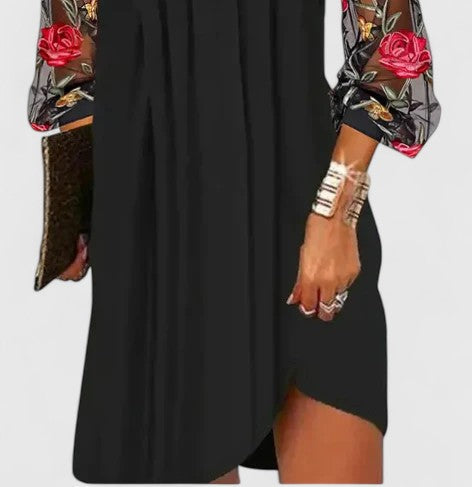 Vestido mini floral negro para mujer, con estampado elegante y mangas largas, ideal para fiesta o evento de noche.