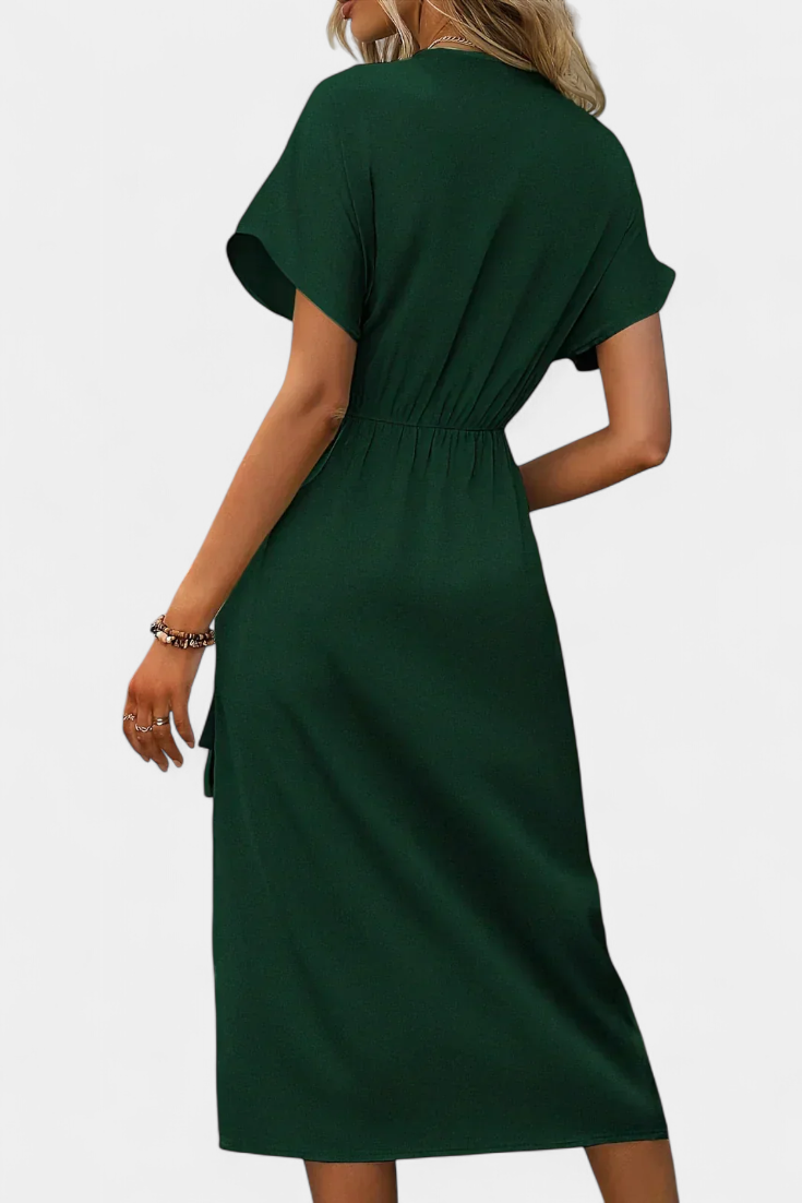 Mujer luciendo vestido de fiesta cruzado midi rojo con escote V pronunciado y sensual abertura lateral.