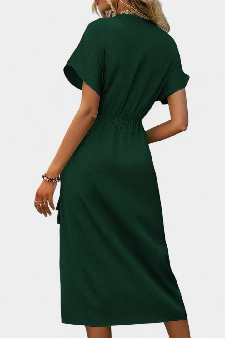 Mujer luciendo vestido de fiesta cruzado midi rojo con escote V pronunciado y sensual abertura lateral.