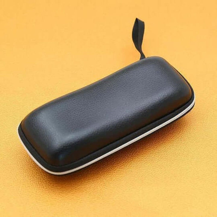Hombre con gafas multifocales unisex al aire libre. Protección UV, confort y estilo elegante para uso diario.