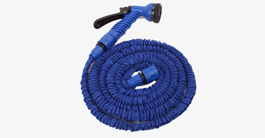 Manguera de jardín extensible azul, flexible para riego fácil. Se expande y contrae, ideal para jardinería compacta.