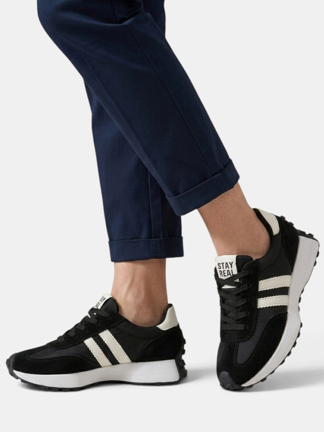 Calzado de mujer con plataforma, estilo urbano y casual, brindando comodidad ortopédica y soporte.