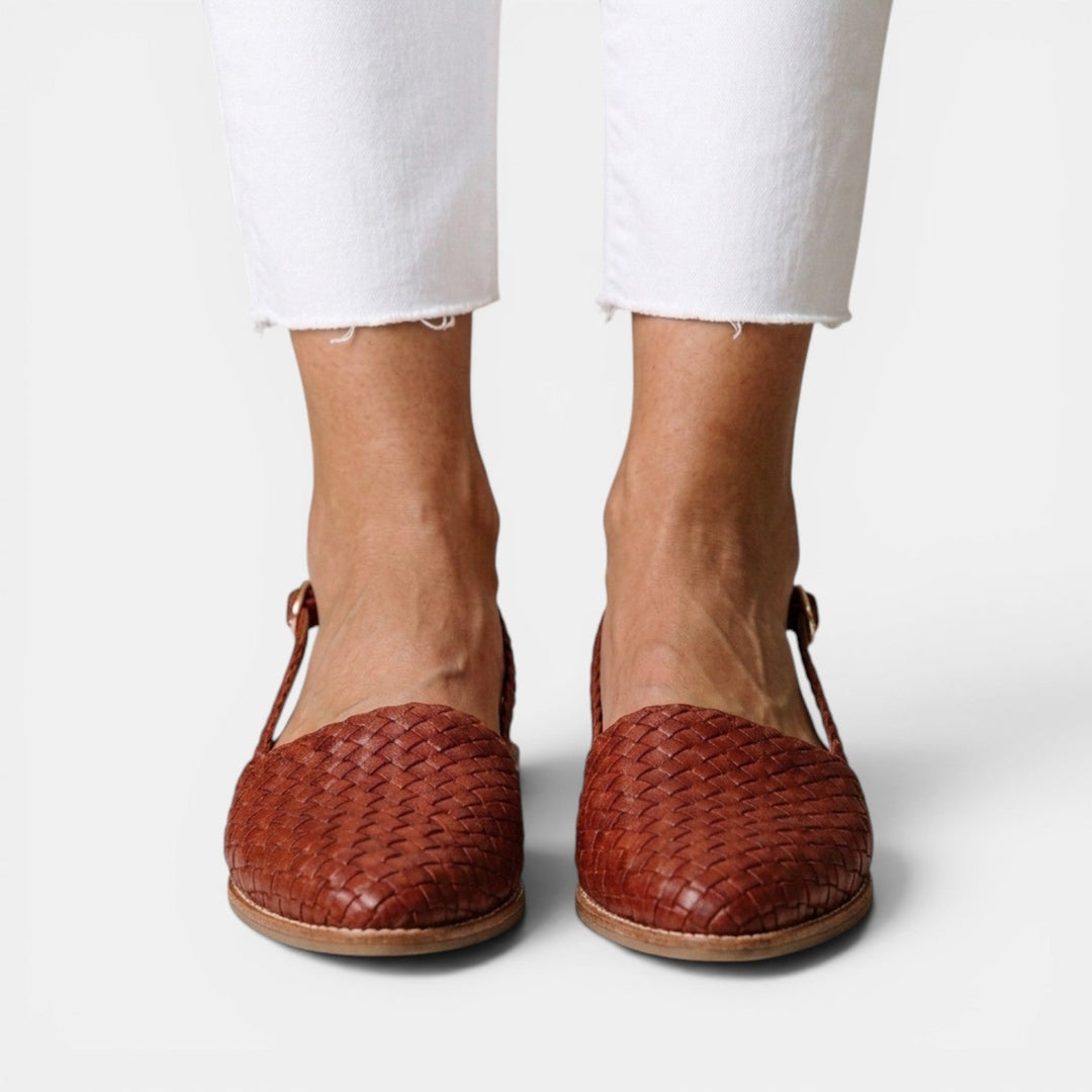Sandalias planas trenzadas con cierre ajustable para mujer. Estilo casual veraniego y gran confort.
