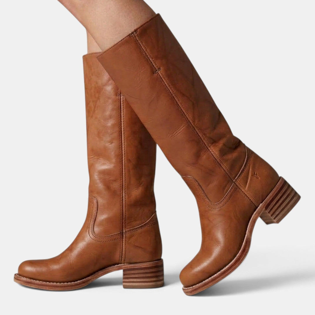 Botas femeninas de media caña, color oscuro, con tacón ancho. Diseño elegante y confortable.