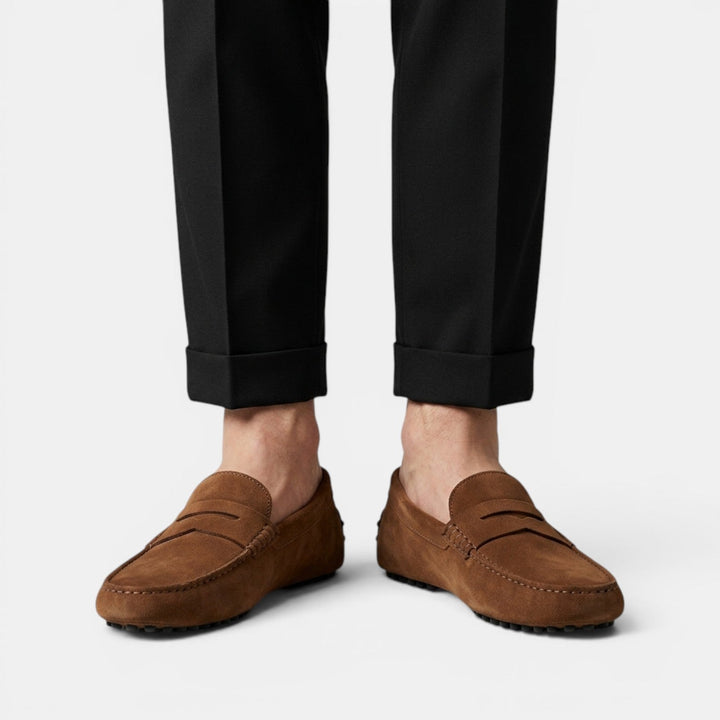 Zapatos mocasín driver de ante vegano. Calzado versátil para hombre moderno, cómodo y elegante.