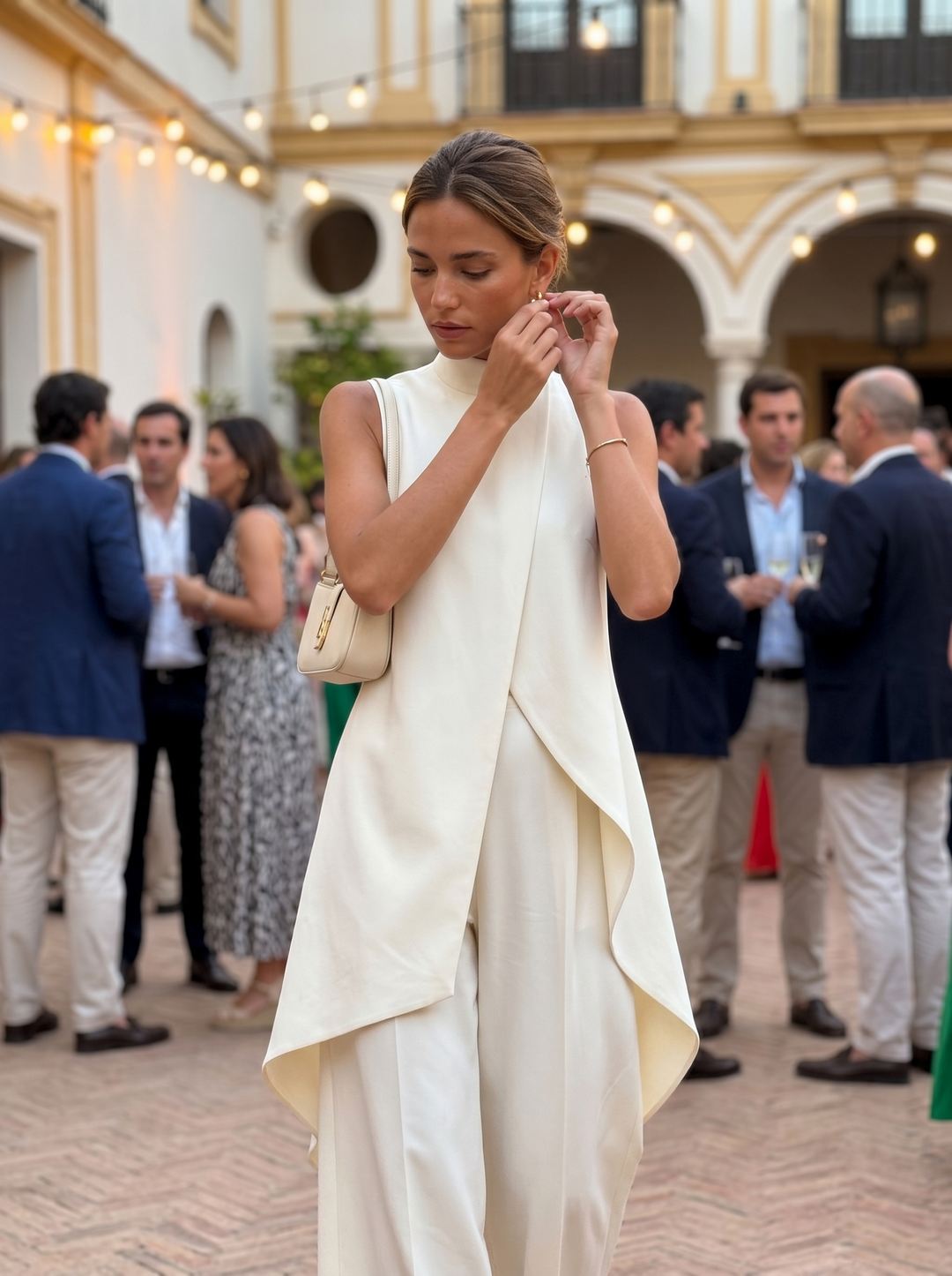 Sofisticado conjunto de poliéster para mujer, ideal para eventos formales de primavera/verano.