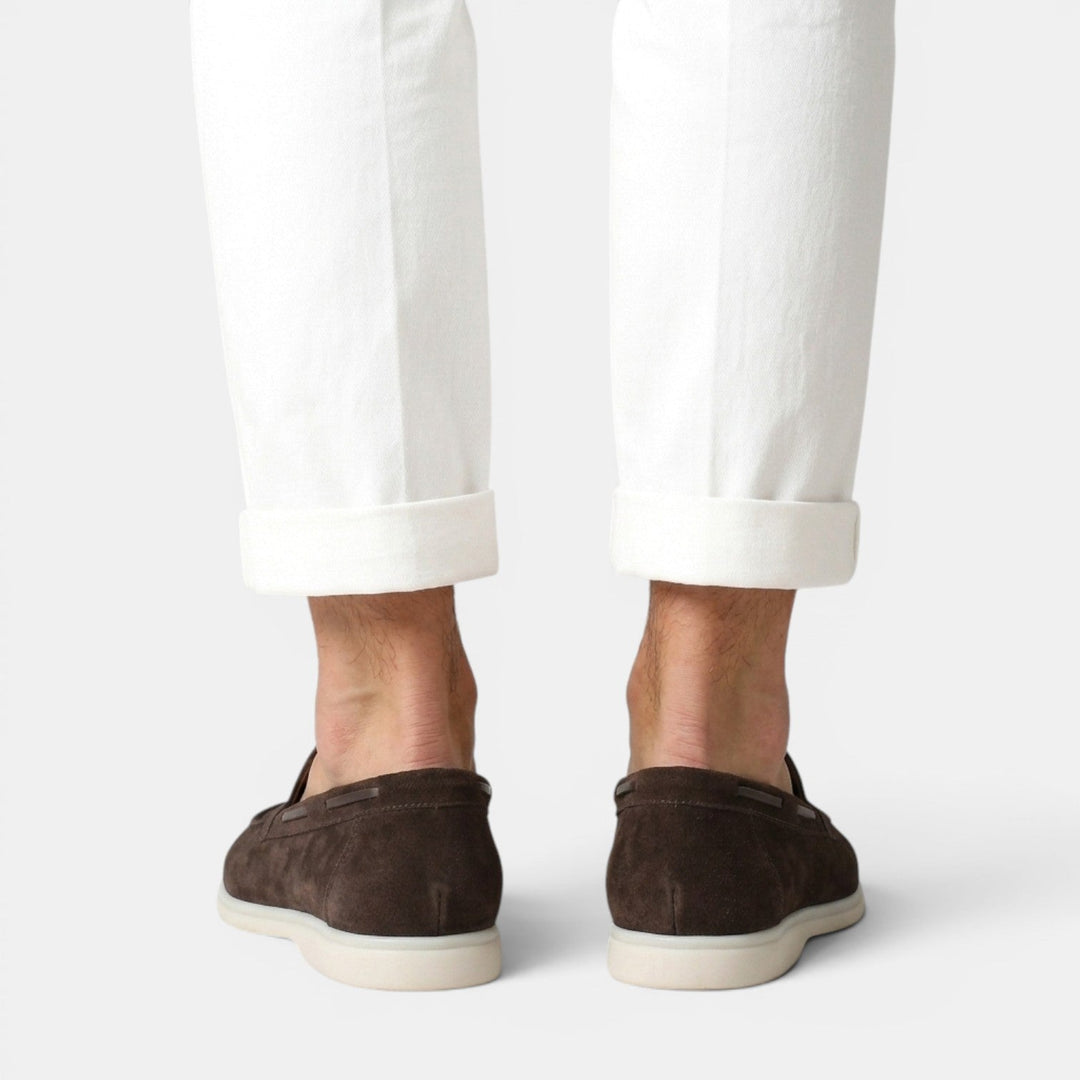 Zapatos mocasines de serraje para hombre. Diseño slip-on elegante que aporta comodidad y un toque distintivo.