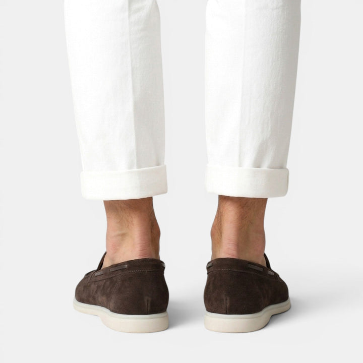 Zapatos mocasines de serraje para hombre. Diseño slip-on elegante que aporta comodidad y un toque distintivo.