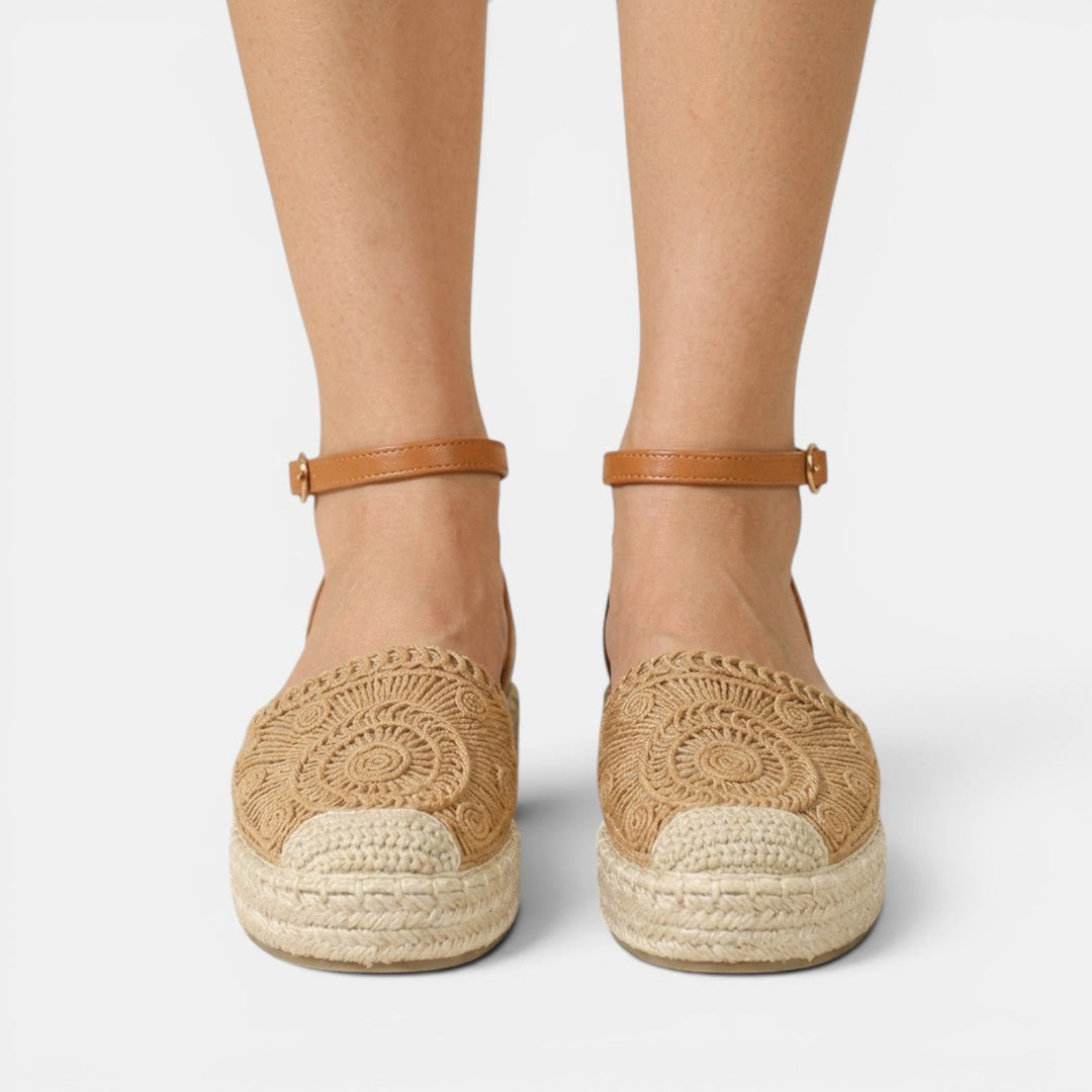 Sandalias Fisherman de mujer, estilo cerrado y plano. Calzado cómodo y femenino para la moda de verano.
