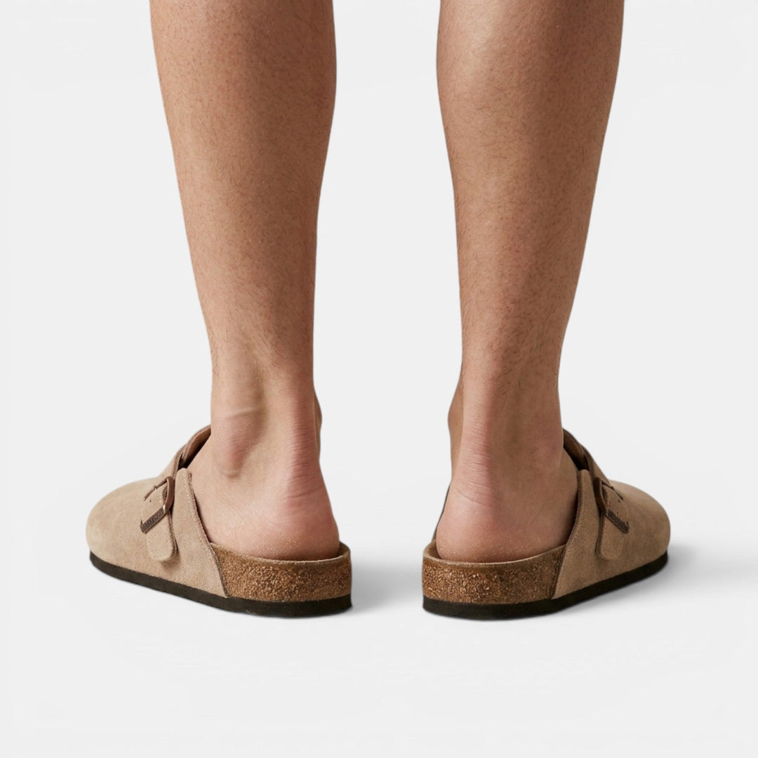Zuecos de verano para caballero, fabricados con material ligero para máxima comodidad y frescura.