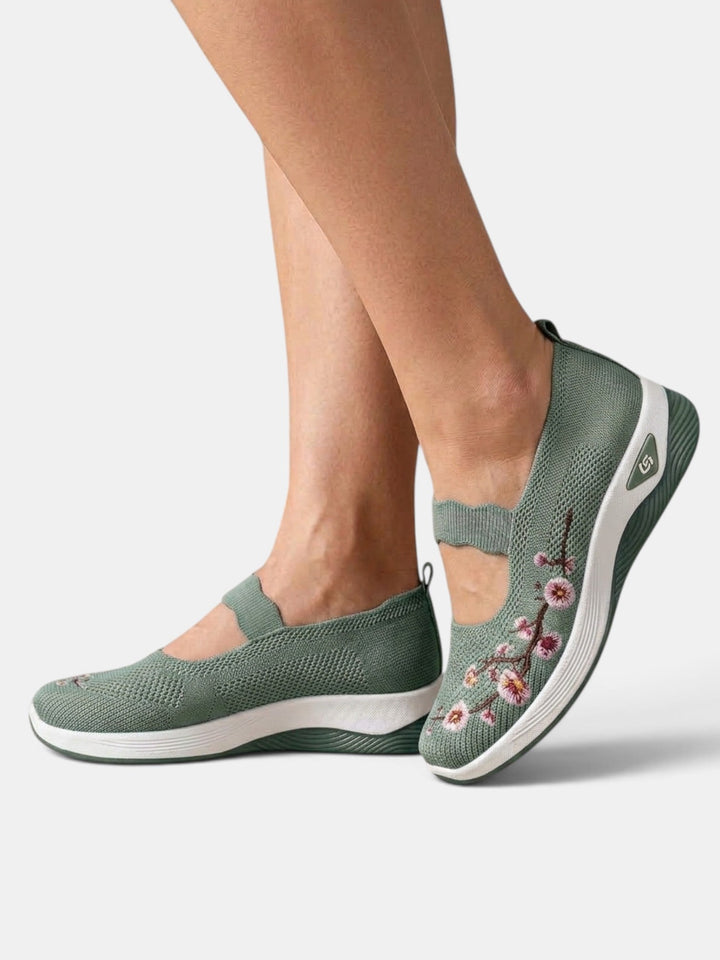 Par de zapatos ortopédicos para mujer, diseño fresco y ergonómico para aliviar la fatiga.