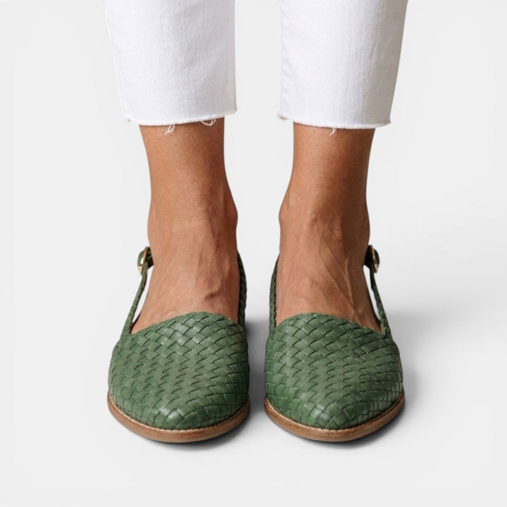 Detalle de la punta cerrada de sandalias planas trenzadas. Calzado de verano de mujer, cómodo y chic.