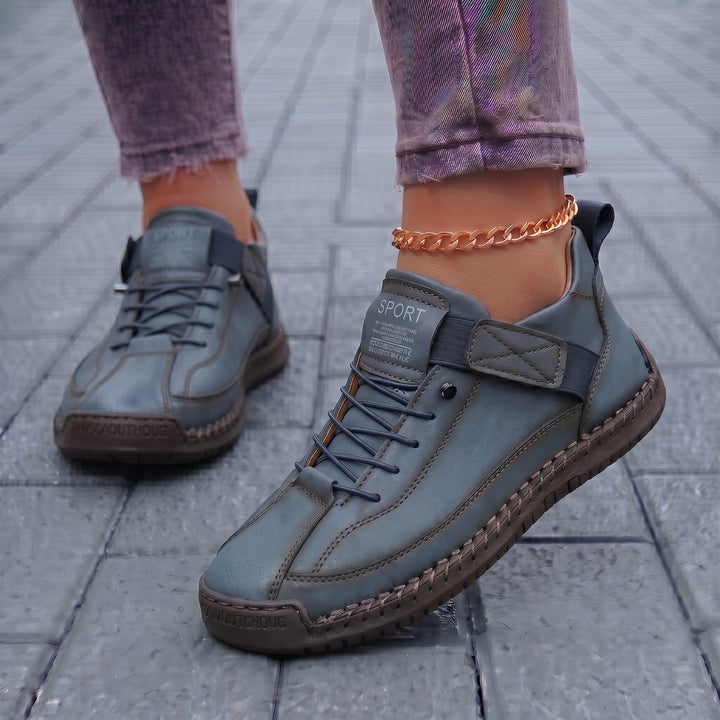 Calzado casual ligero para mujer, ideal para caminatas urbanas. Brinda comodidad duradera y estilo contemporáneo.