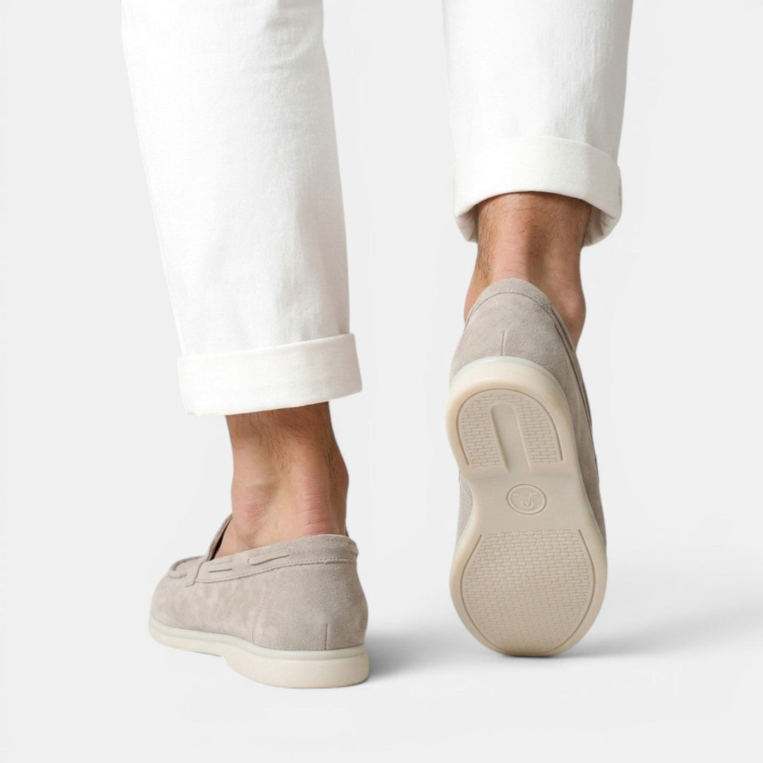 Calzado de serraje para hombre, mocasines slip-on elegantes. Ideales para un look sofisticado y cómodo.