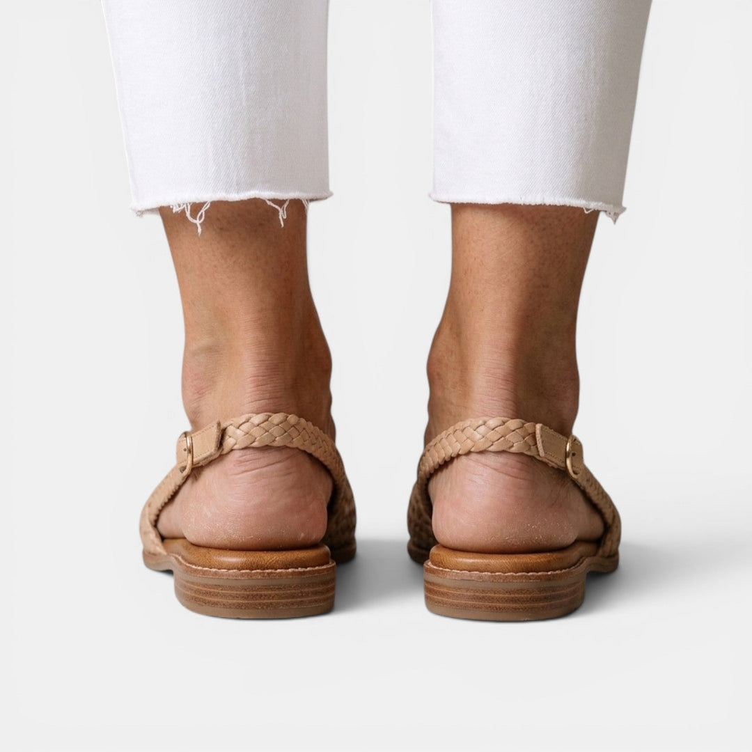 Sandalias de mujer con diseño trenzado y planas. Calzado de verano ajustable para máxima comodidad.