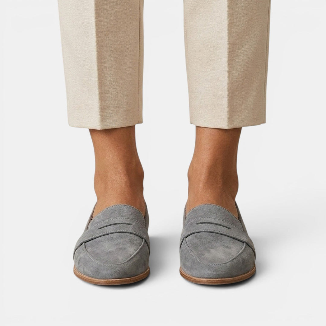 Calzado de mujer, mocasín ortopédico para el bienestar de los pies, moda femenina actual.