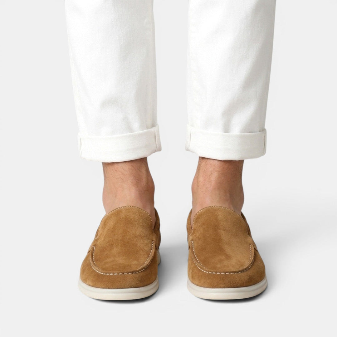 Detalle de mocasines slip-on de serraje para hombre. Acabado elegante y suave, un calzado imprescindible.
