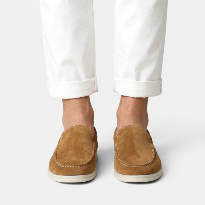Detalle de mocasines slip-on de serraje para hombre. Acabado elegante y suave, un calzado imprescindible.