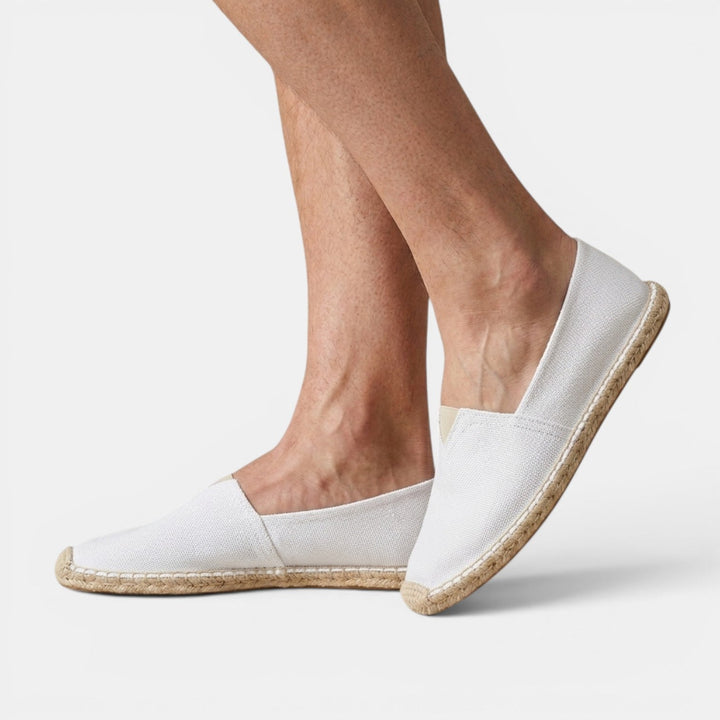 Hombre usando mocasines ligeros de verano, calzado casual fresco y sin cordones, ideal para pasear.