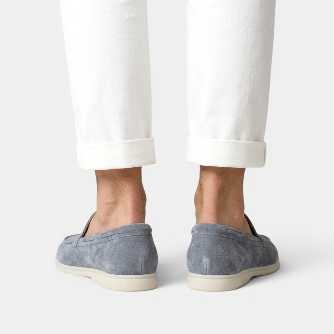 Vista frontal de mocasines slip-on para hombre, fabricados en serraje. Calzado elegante y con un tacto suave.