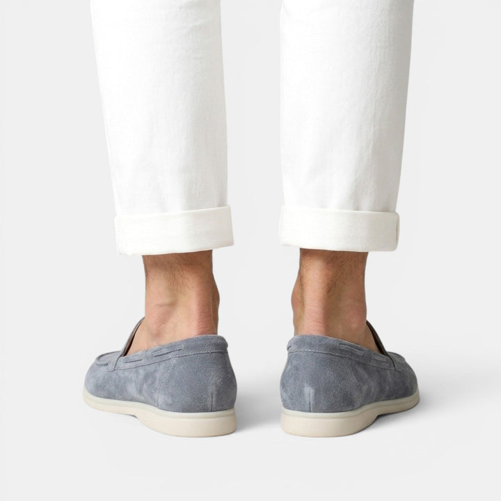 Vista frontal de mocasines slip-on para hombre, fabricados en serraje. Calzado elegante y con un tacto suave.