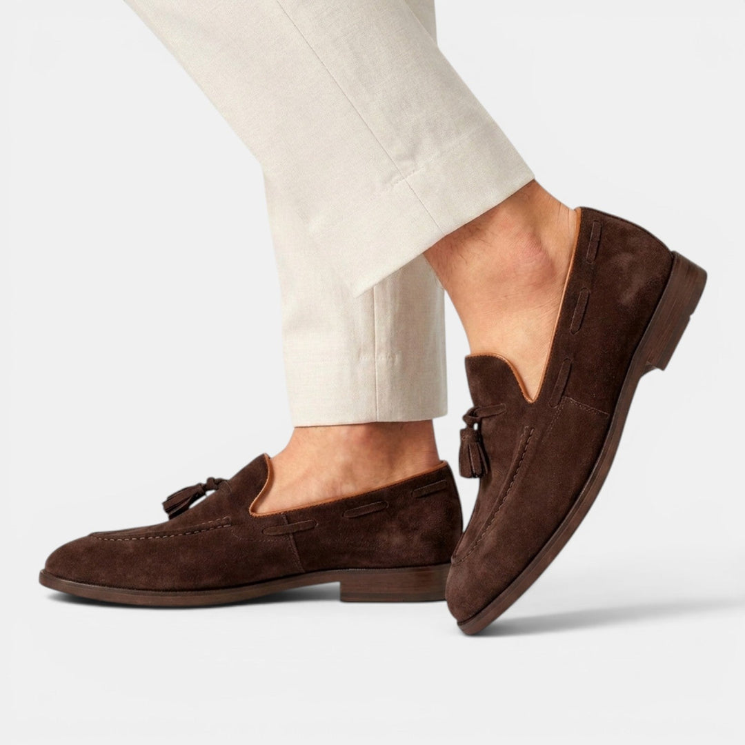 Calzado slip-on de hombre, mocasines nobuck flexible marrón, ideal para vestir con confort.