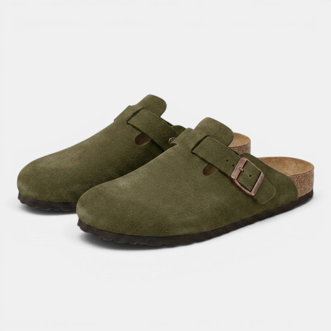 Primer plano de la parte superior de los zuecos para hombre, mostrando su amplitud y facilidad de calce.