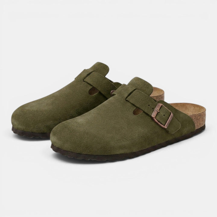 Primer plano de la parte superior de los zuecos para hombre, mostrando su amplitud y facilidad de calce.