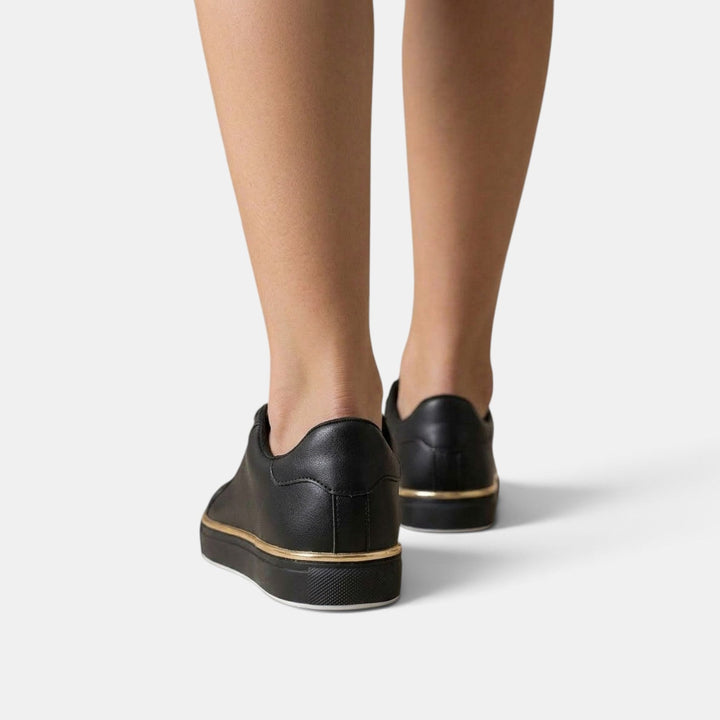 Suela antideslizante de zapatillas ortopédicas de mujer, ideal para una pisada segura y una buena postura.