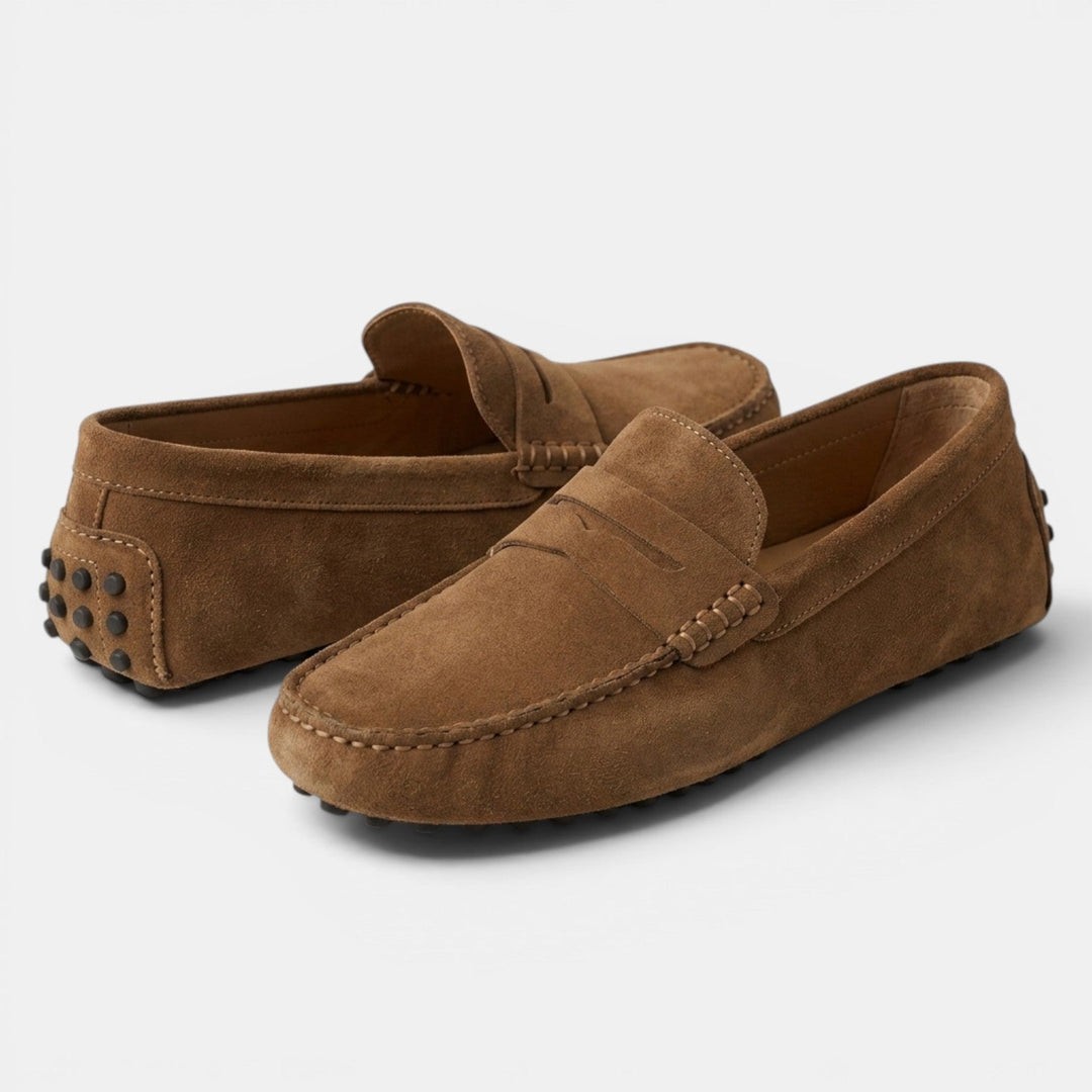 Calzado driver de ante vegano para hombre. Confort y estilo formal, ideales para conducir y caminar.