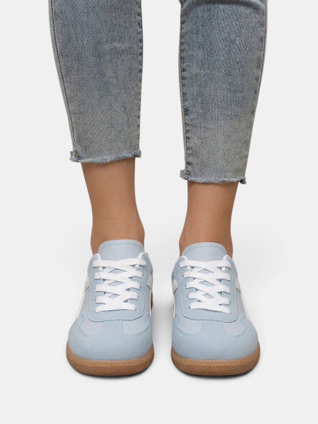 Zapatillas de moda para mujer, diseño versátil ideal para un estilo casual y urbano.