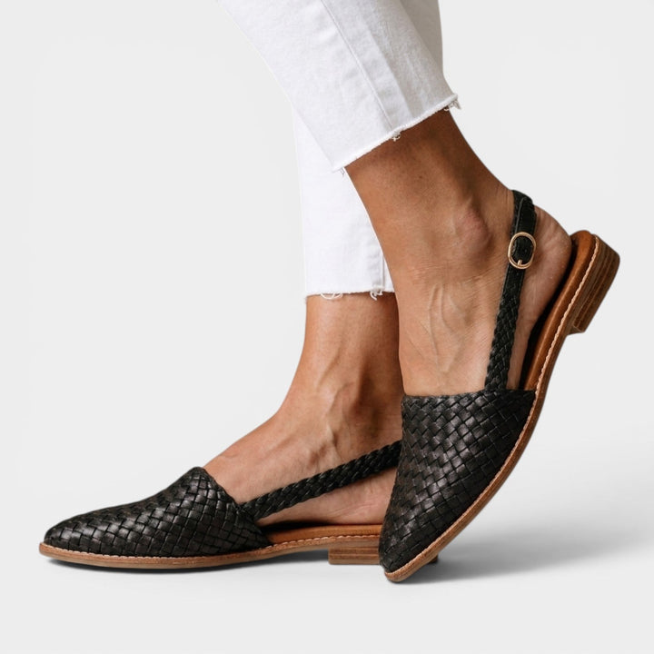 Detalle de sandalias planas trenzadas para mujer. Estilo casual chic y comodidad para el verano.
