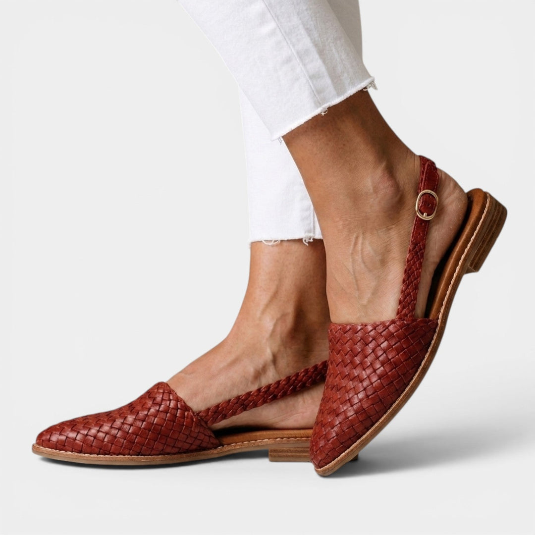 Sandalias trenzadas planas para mujer. Moda femenina y comodidad para uso diario en verano.