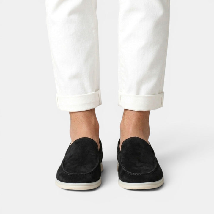 Elegantes mocasines slip-on de serraje para hombre. Calzado que combina estilo, comodidad y durabilidad.