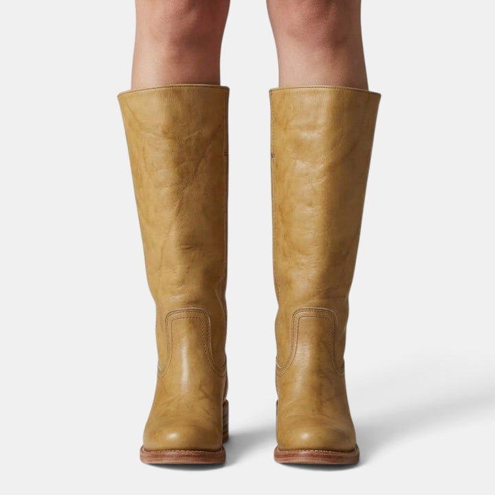 Botines de mujer, moda otoño. Diseño con tacón ancho y costuras decorativas. Confortables y chic.