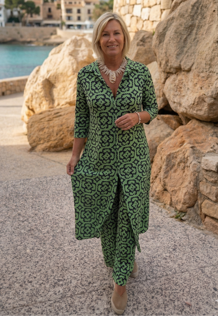 Elegante conjunto de dos piezas para mujer, estilo fluido y confortable de algodón. Moda femenina versátil y chic.