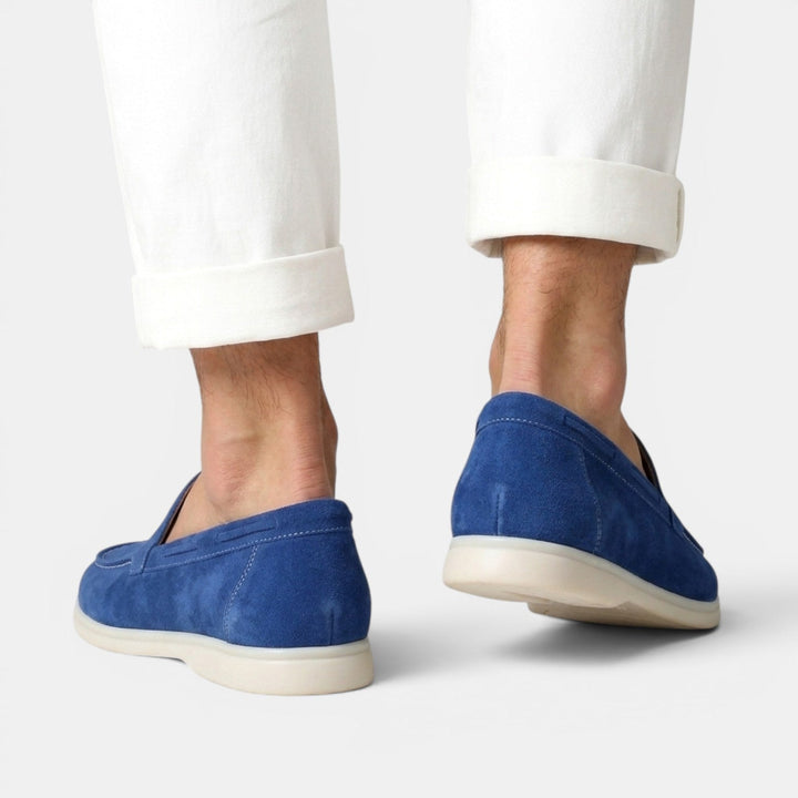 Elegancia y confort en mocasines de serraje slip-on para hombre. Zapatos versátiles, ideales para el buen vestir.