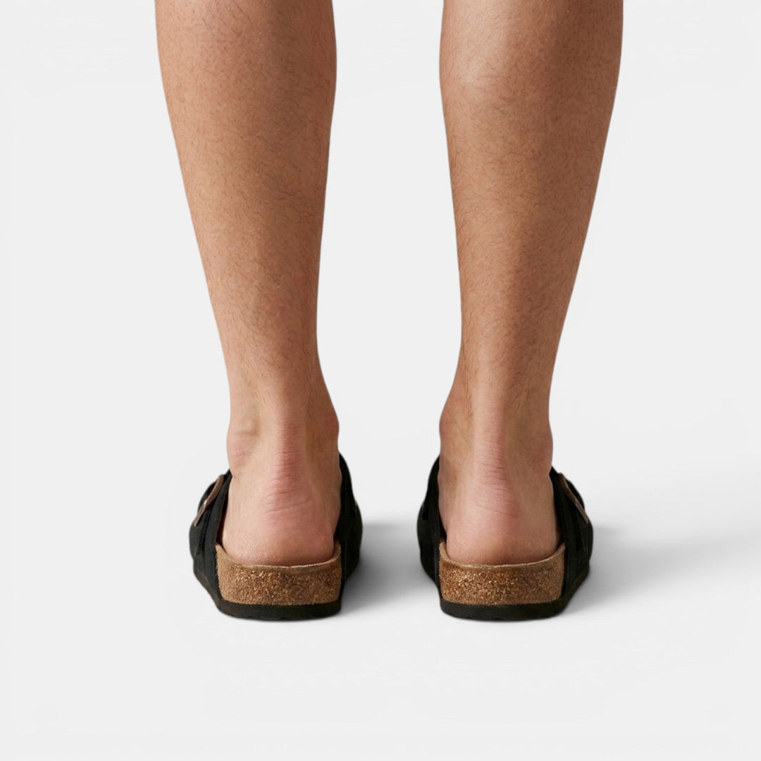 Calzado casual de hombre, zuecos ideales para paseos de verano, brindando confort duradero.