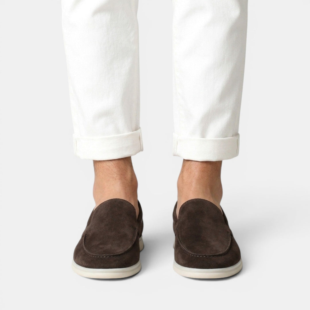 Mocasines slip-on hombre. Calzado de serraje elegante y versátil. Ideales para un estilo moderno y cómodo.