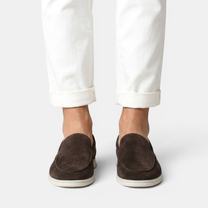 Mocasines slip-on hombre. Calzado de serraje elegante y versátil. Ideales para un estilo moderno y cómodo.