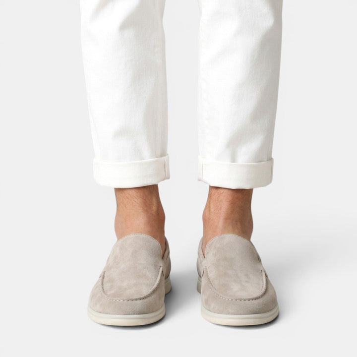 Zapatos mocasines de hombre en serraje, estilo slip-on. Diseño elegante y confortable para uso diario.