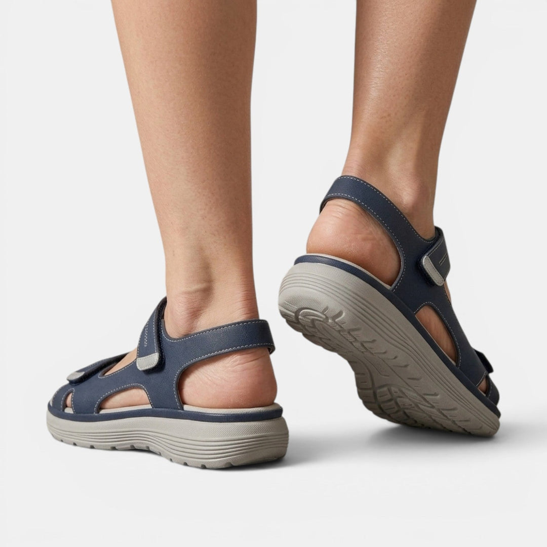 Mujer usando sandalias cómodas y ajustables de estilo casual, perfectas para disfrutar del verano con estilo.