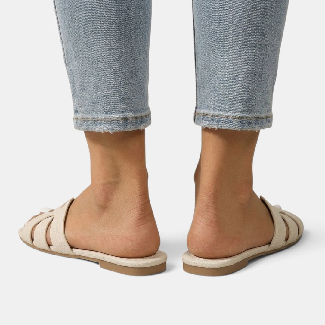 Bienestar y moda: sandalias planas ortopédicas para mujer con diseño en H, garantizando confort y soporte todo el día.